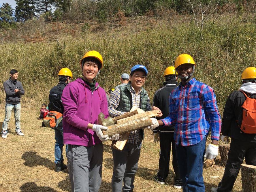 Participation in a wood cutting CSR event with Sankyo Seiki, a metal recycling company.